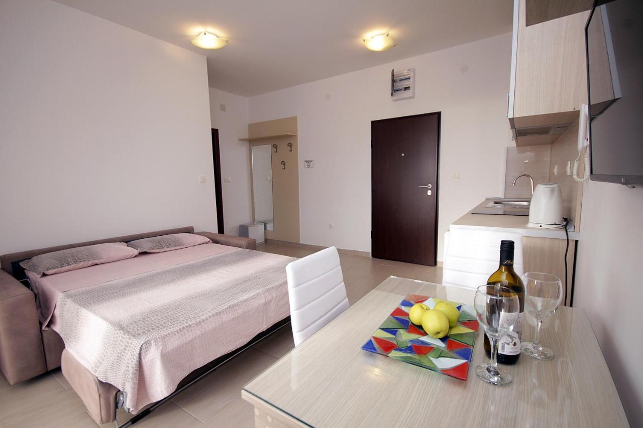 Apartments Residence Dj Petrovac Екстериор снимка