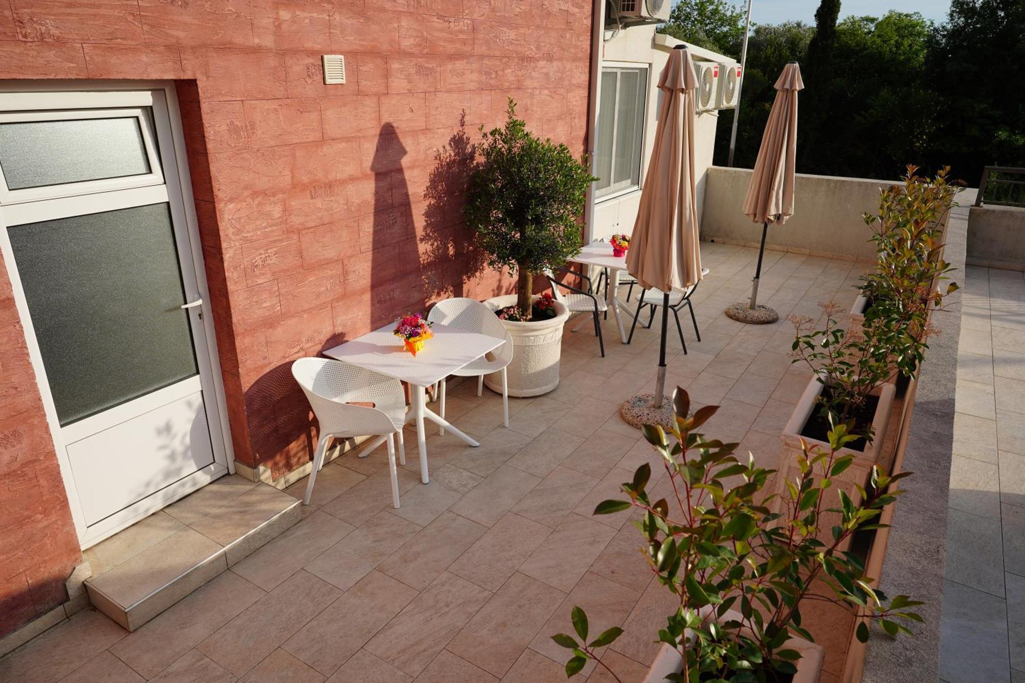 Apartments Residence Dj Petrovac Екстериор снимка