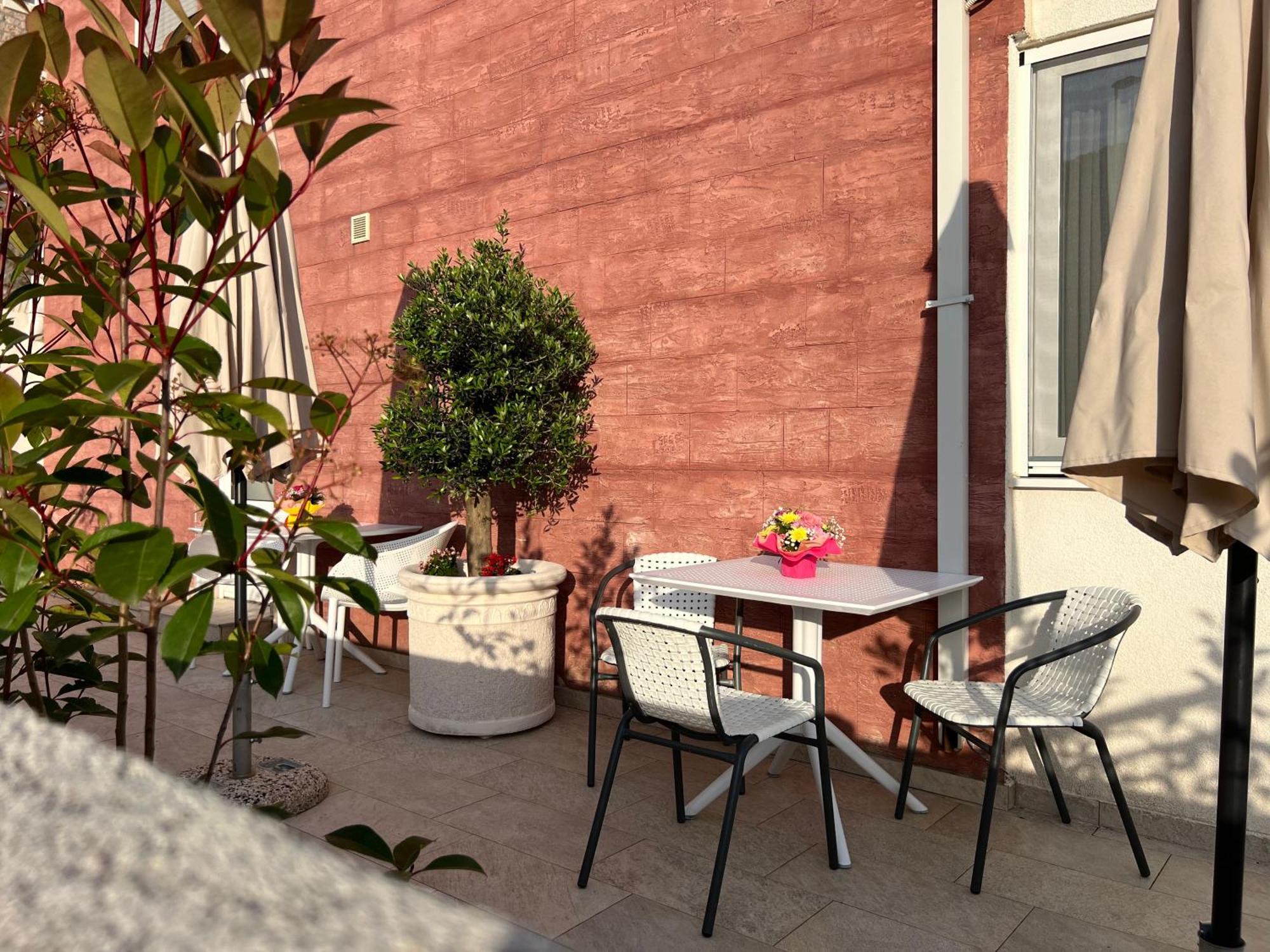 Apartments Residence Dj Petrovac Екстериор снимка